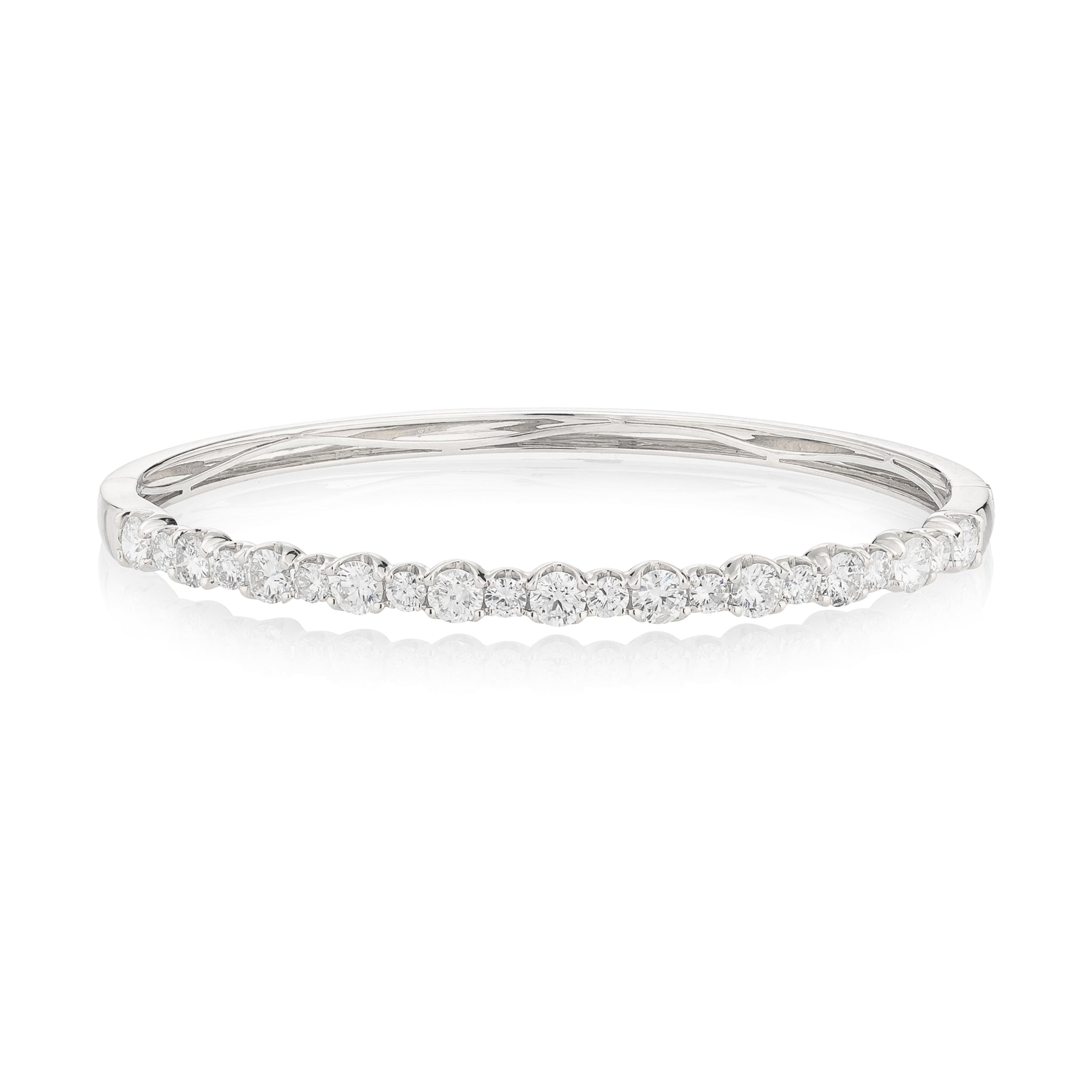 18 Karat White Gold 3.00cts Alternating Diamond Hinge 18 Karat White Gold 3.00cts Alternating Diamond Hinge