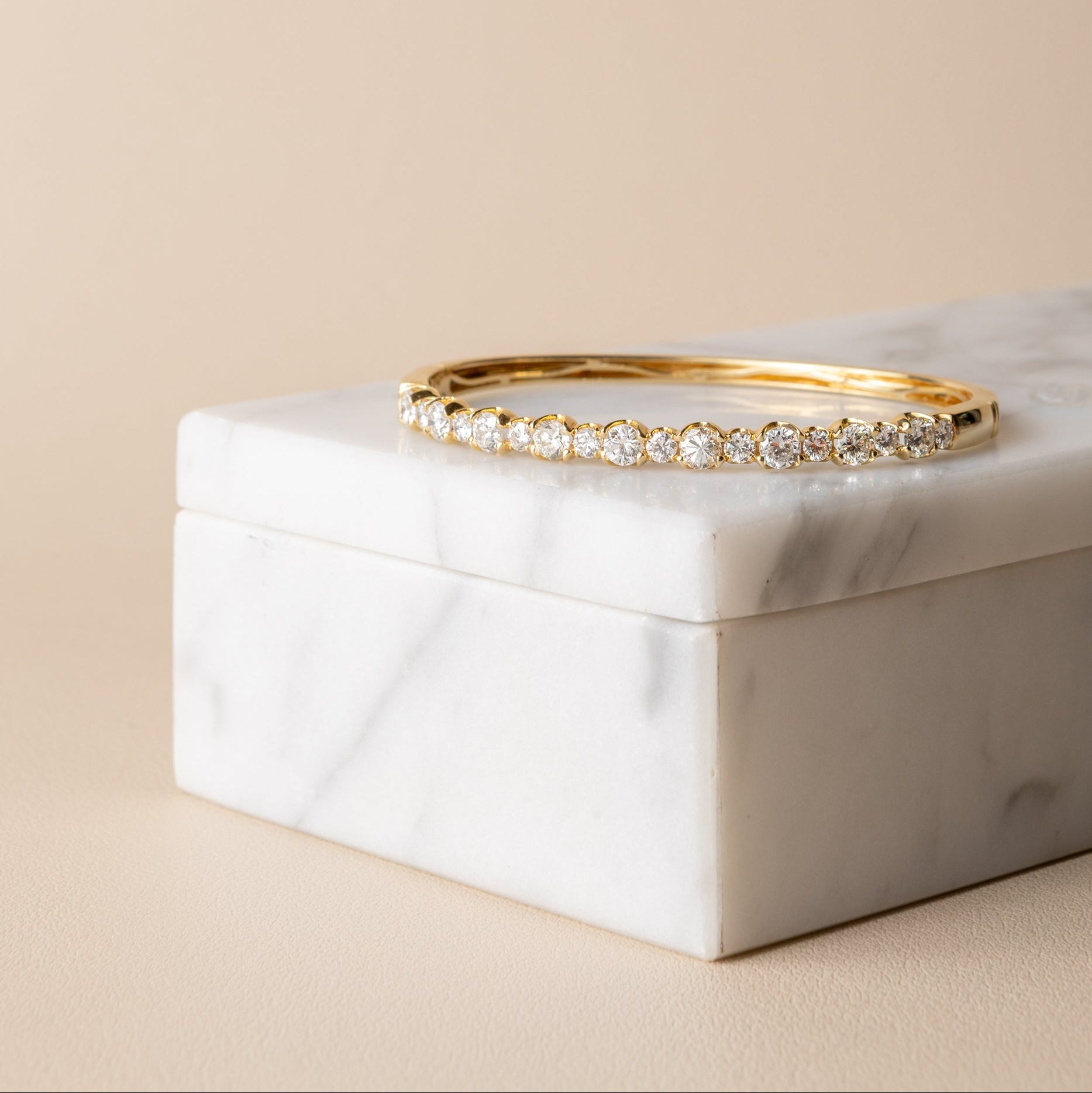 18 Karat Yellow Gold 3.00cts Alternating Diamond Hinge Bracelet