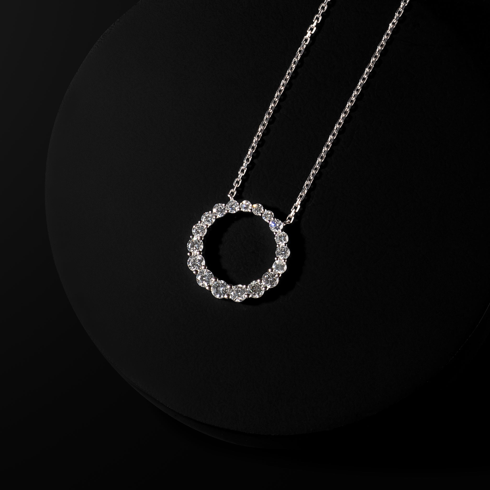18 Karat White Gold Graduated Diamond Pendant Necklace